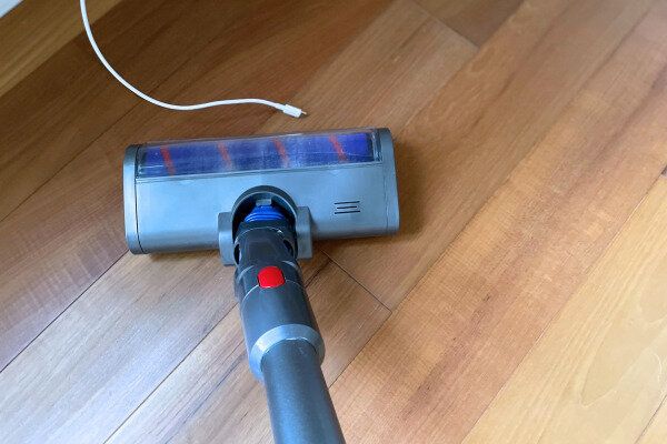 床に垂れるケーブルと掃除機