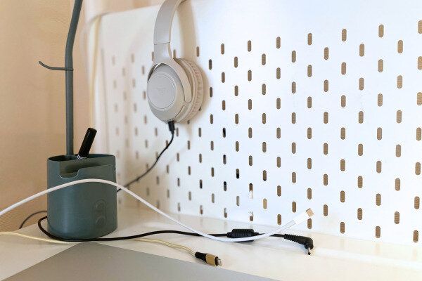 たくさんのケーブルで乱れたデスク