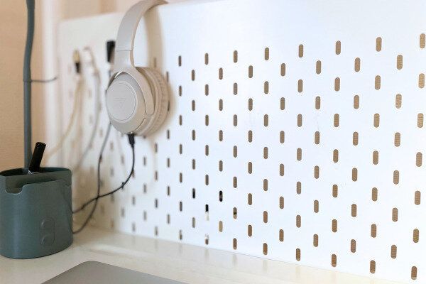 ケーブルが片付き整ったデスク