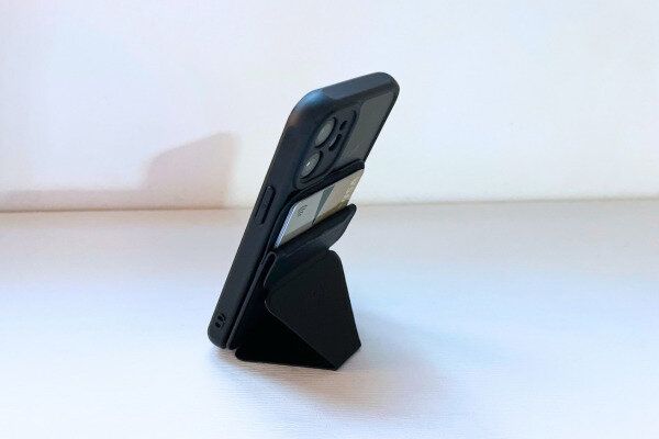 MOFTスマホスタンドをつけたスマホ