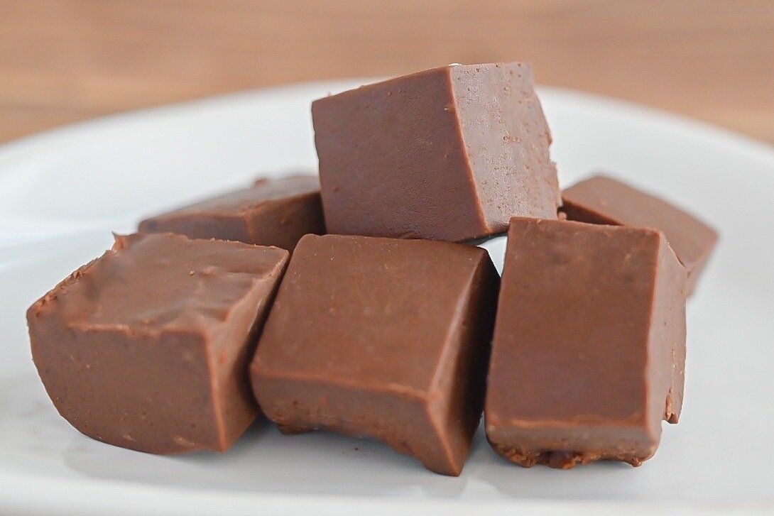 白い皿に盛られた寒天チョコ