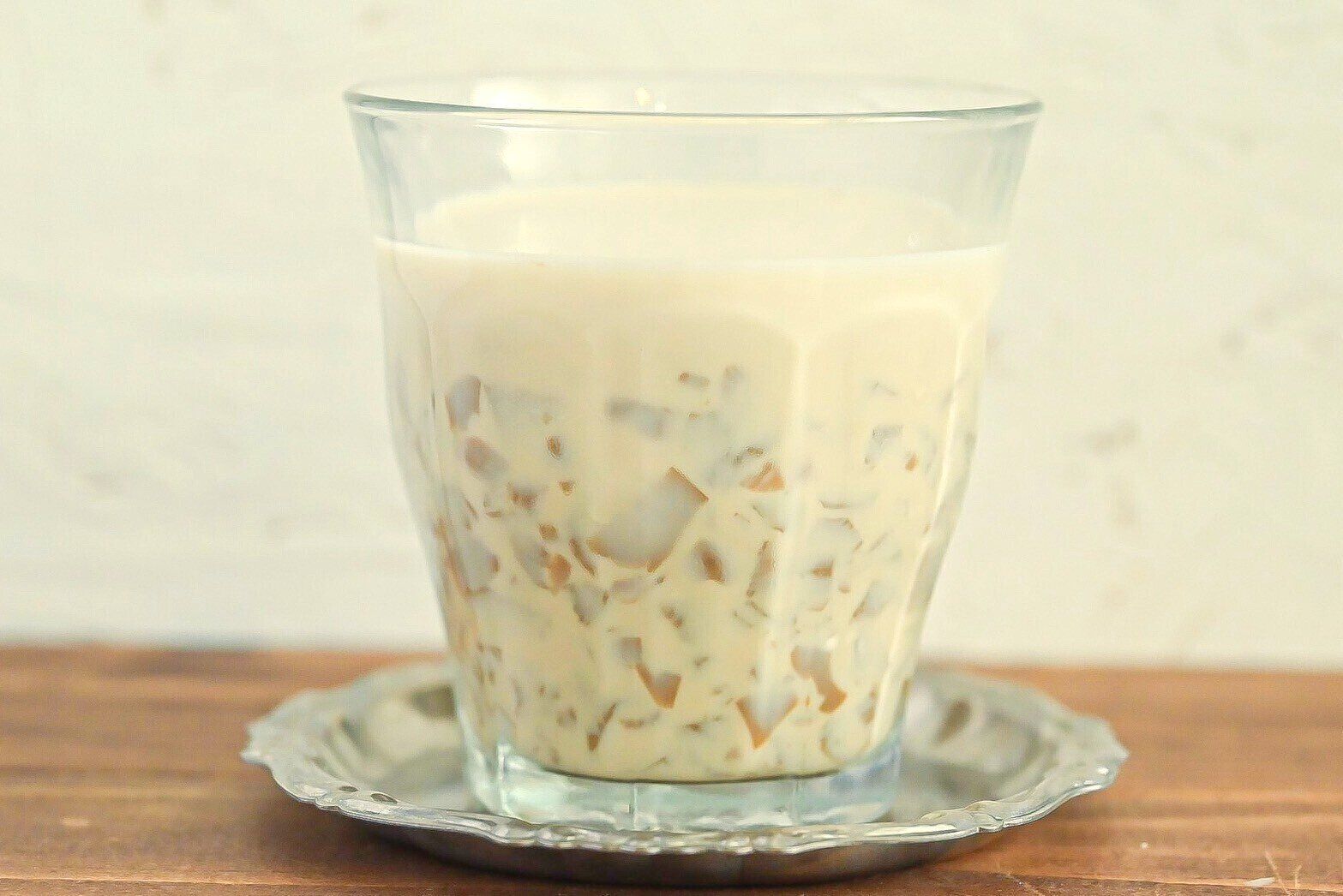 グラスに入った寒天コーヒーゼリー牛乳