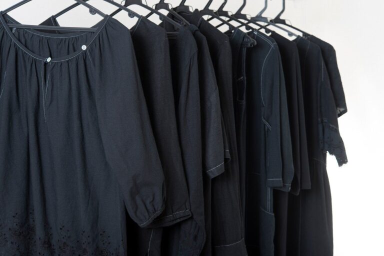 一歩間違えるとダサいおばさんに！40代が黒い服を着るときに気を付けることは？