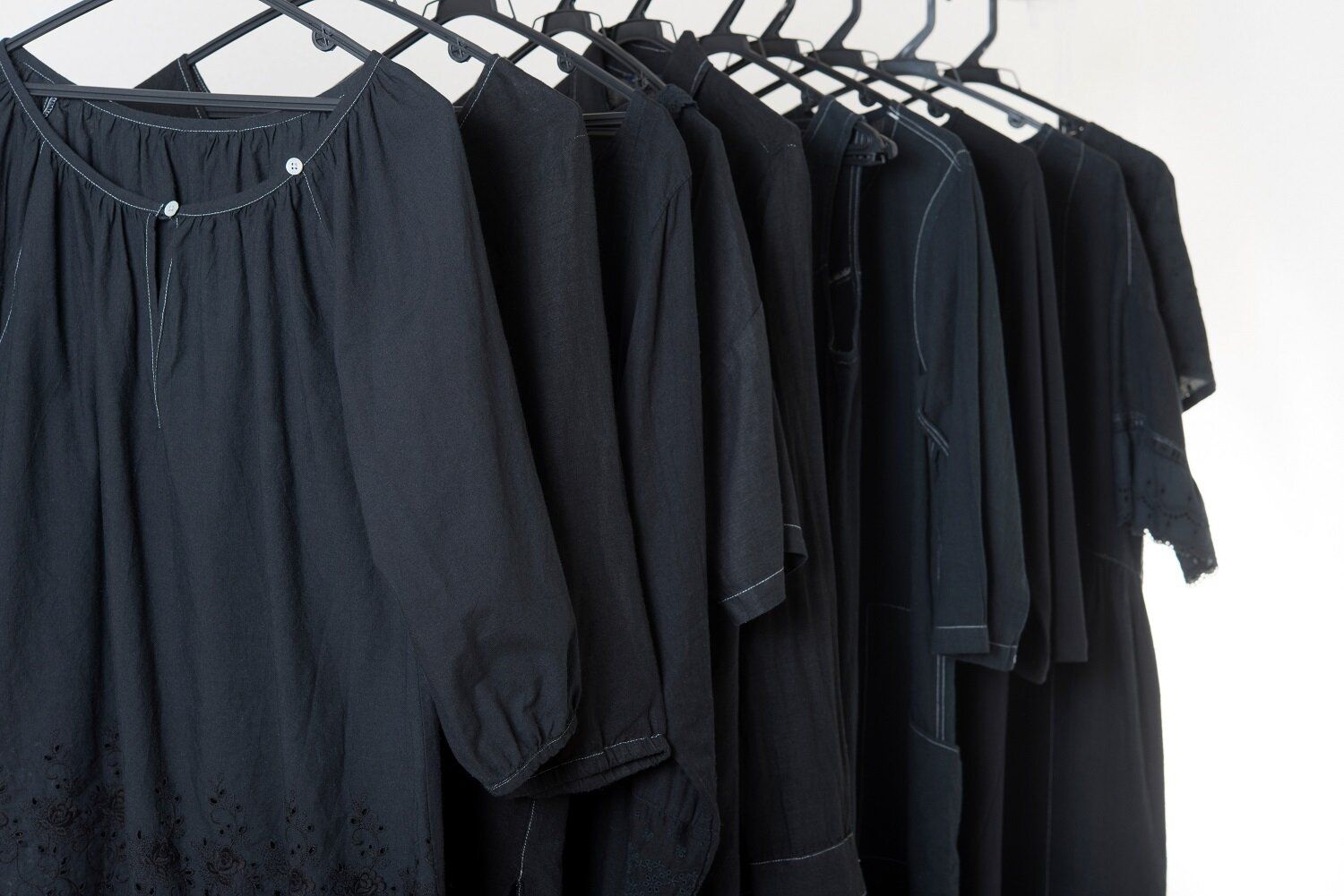 一歩間違えるとダサいおばさんに!40代が黒い服を着るときに気を付けることは?