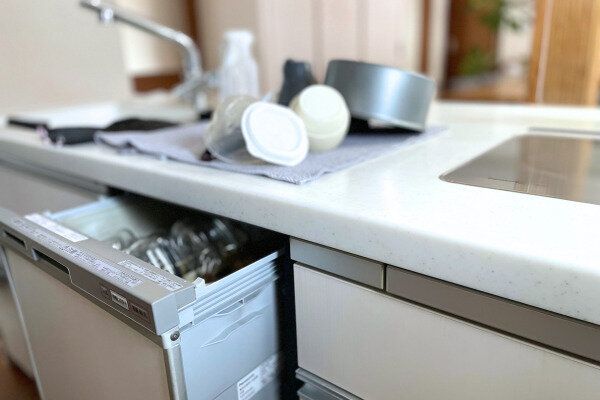 水切りかごではなく、水切りマットで食器を乾かしている様子