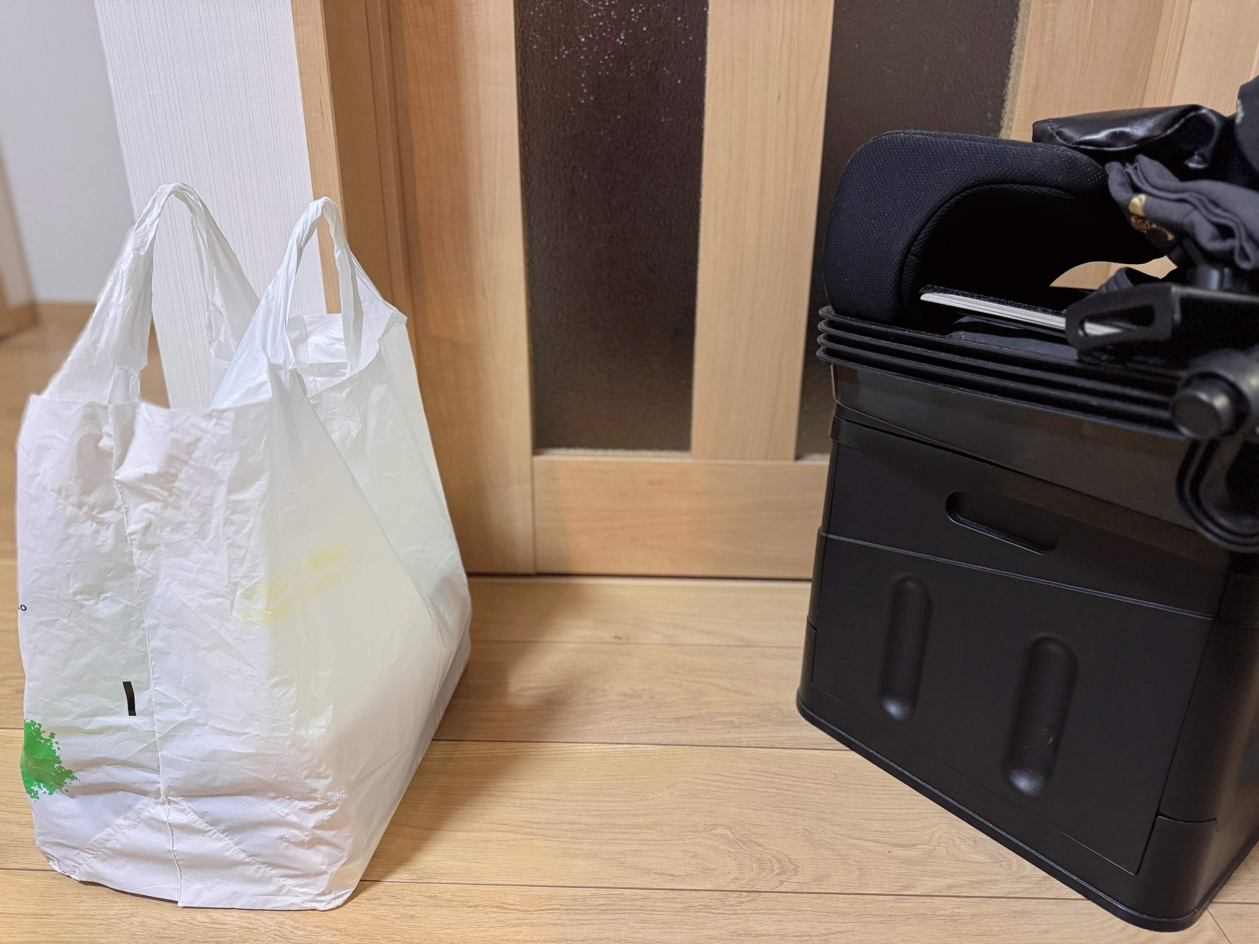 1.通路や扉前に物を置いている