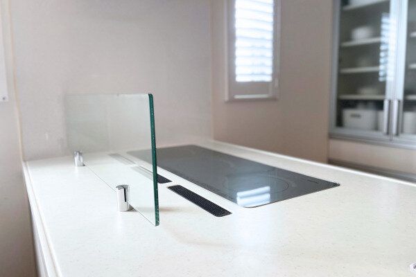 何も置かれていないキッチンのコンロ周り