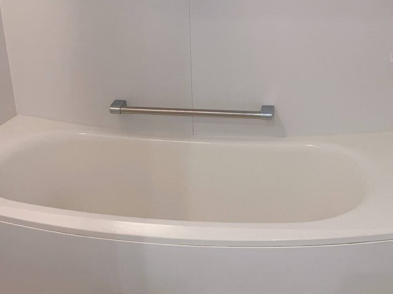 毎日の掃除を最小限に！鏡なし・カウンターなし&吊るせる収納で快適なお風呂空間