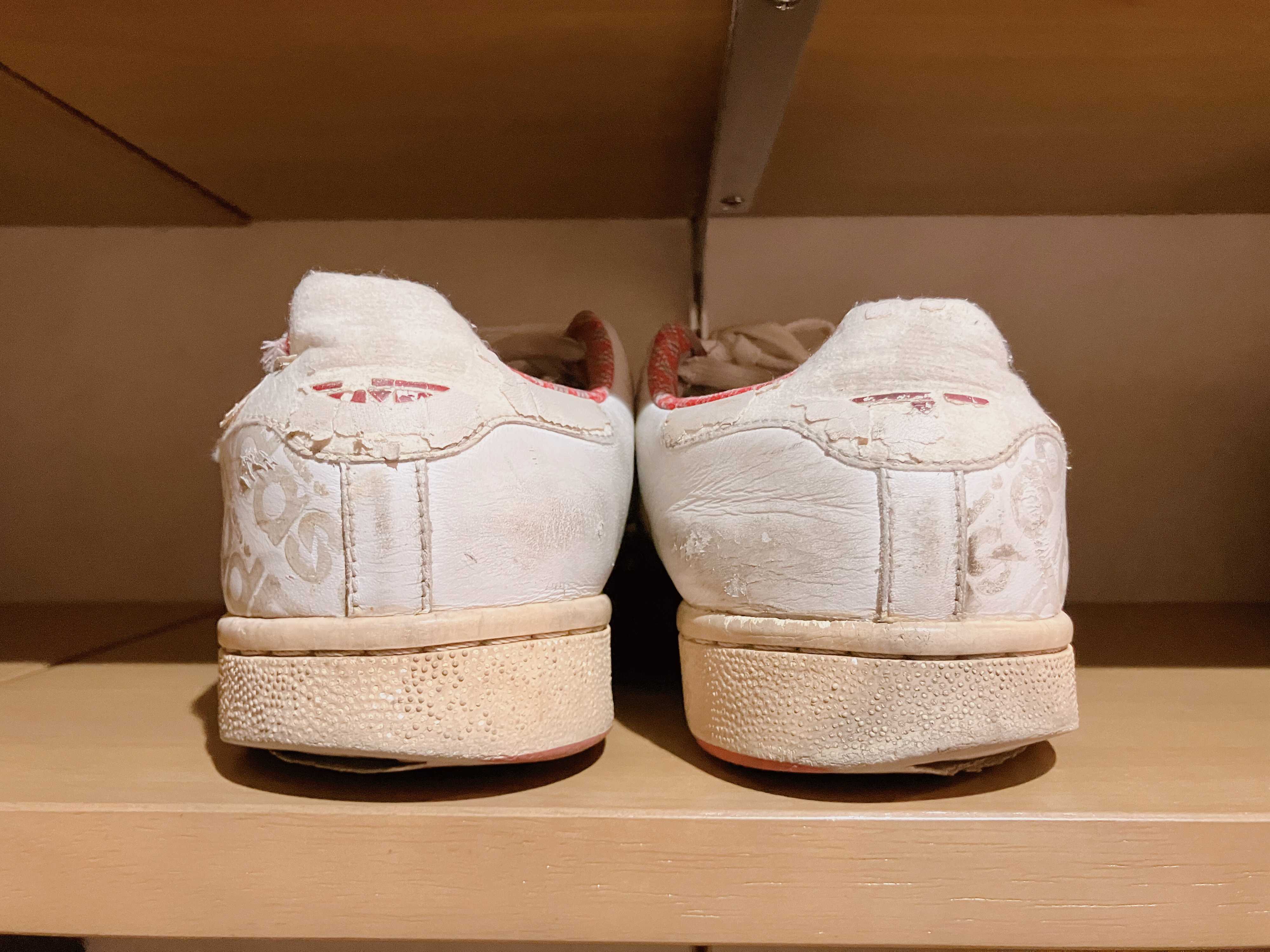 傷んだスニーカー