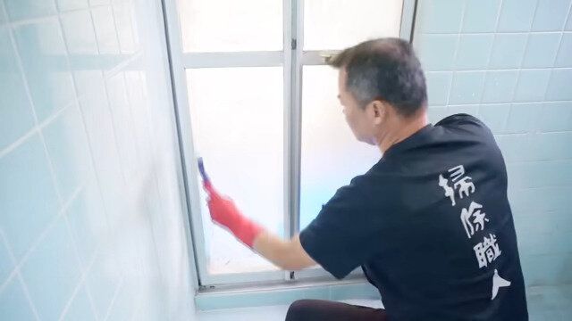 2.内側のドアの汚れを落とす