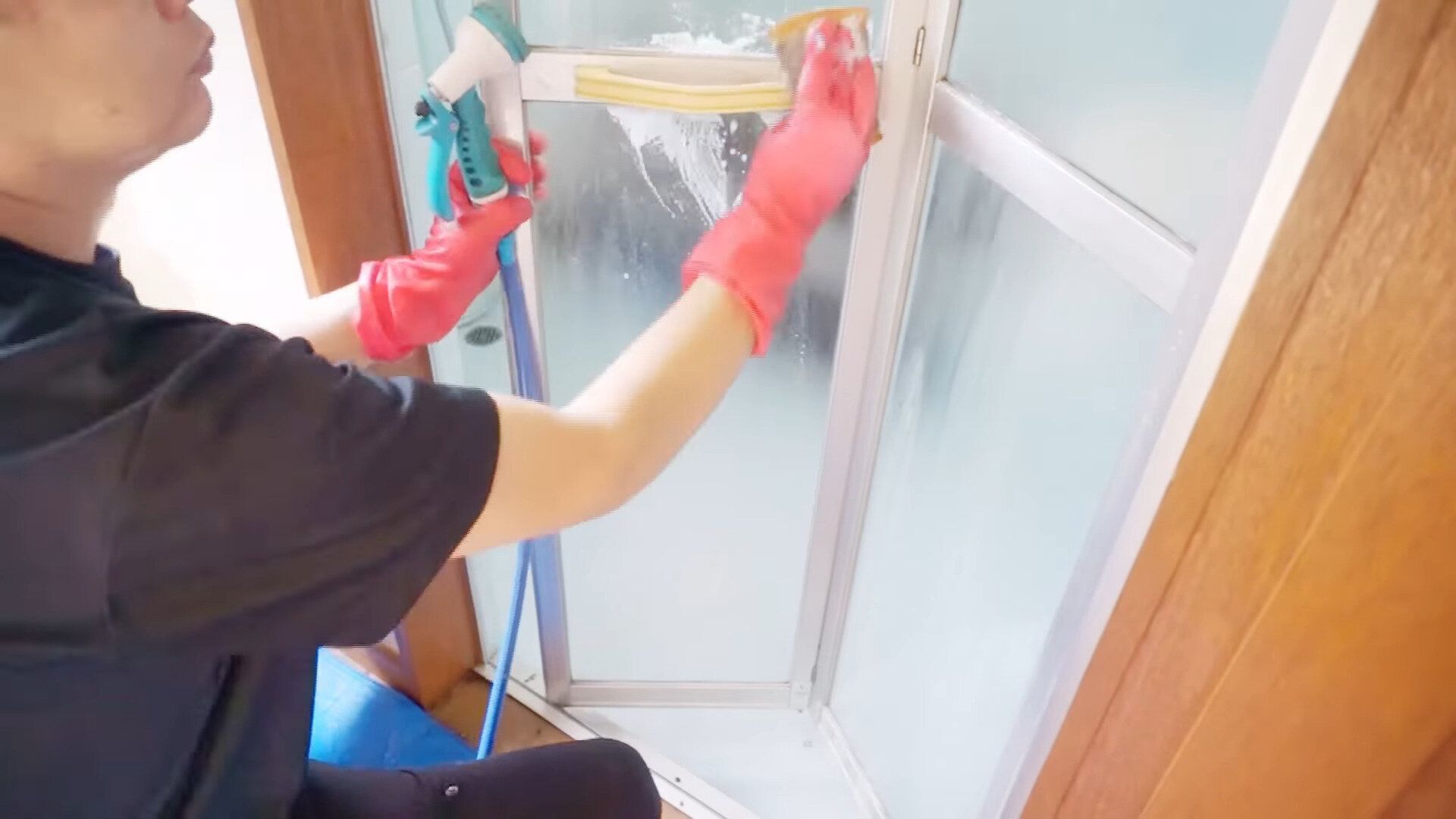 3.外側のドア全体を洗う