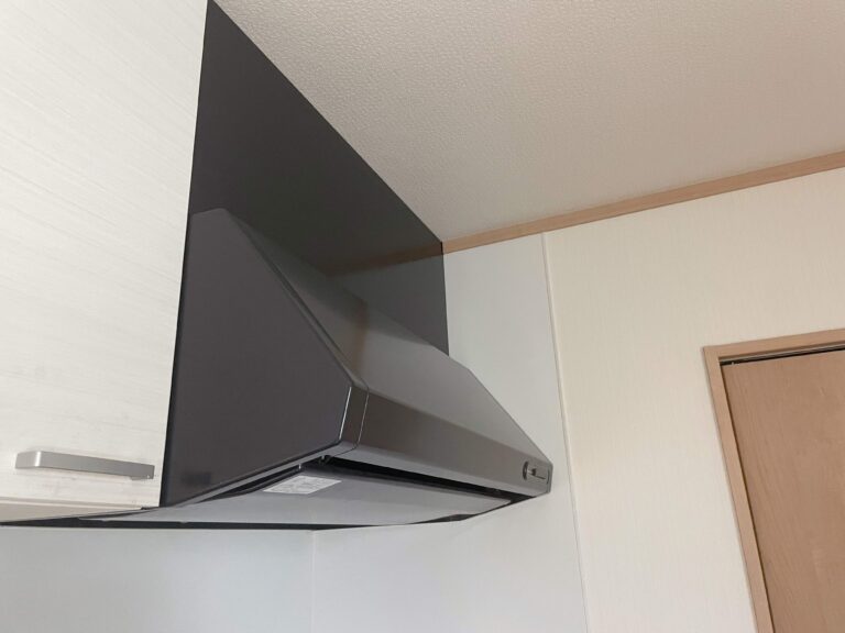 あえてキッチンで洗わない！目からウロコな「レンジフード部材」の効率的な掃除方法