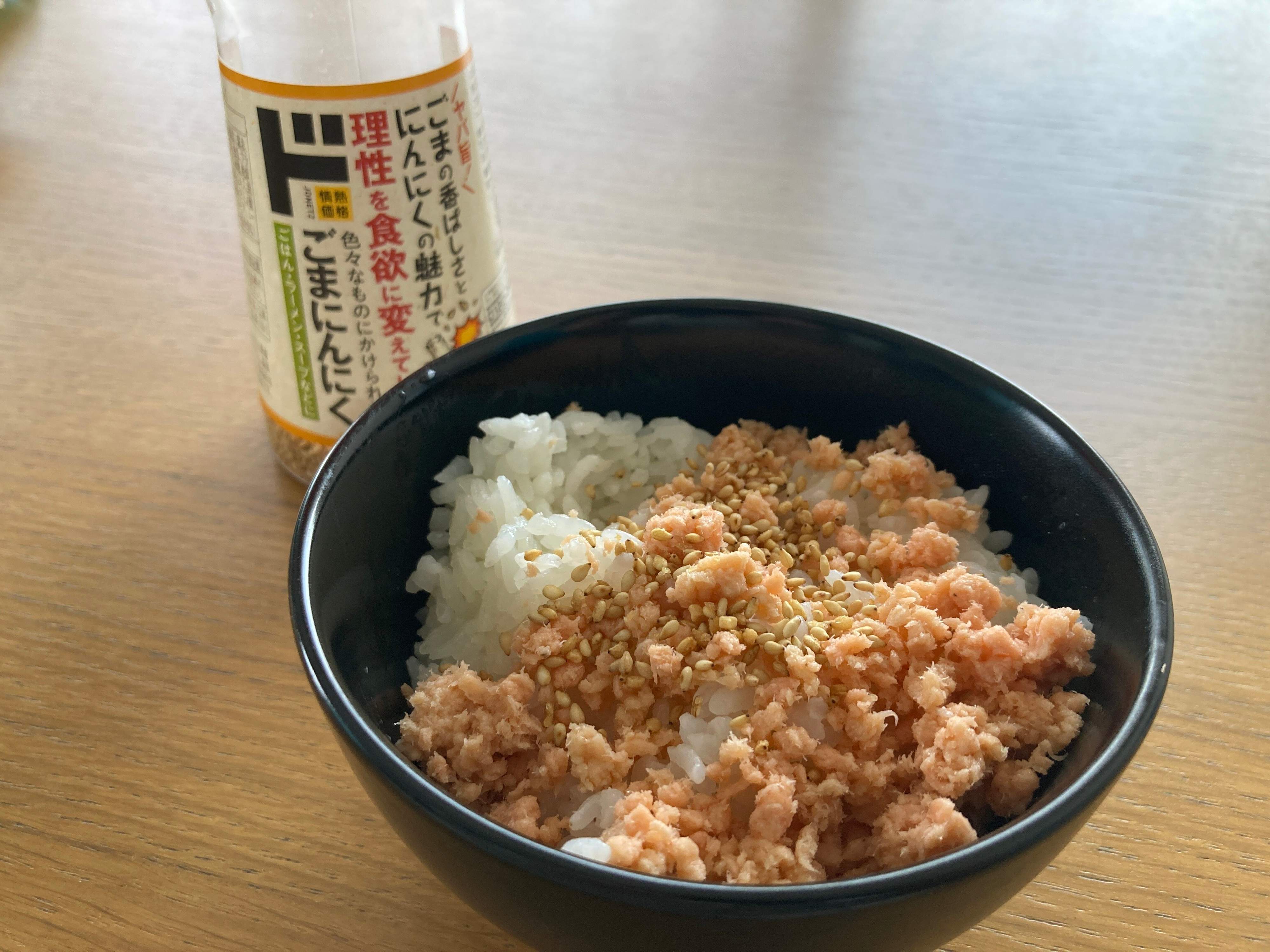 鮭フレークごはんにドンキのごまにんにくをかけた