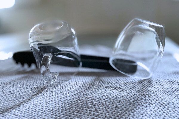 乾かしにくいコップを、トングを活用して乾かしている例