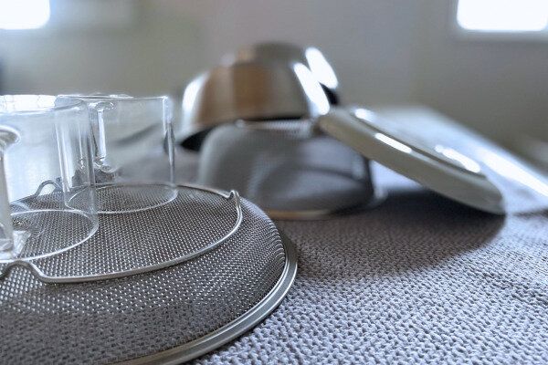 ザルを活用して乾かしやすくしているシーン