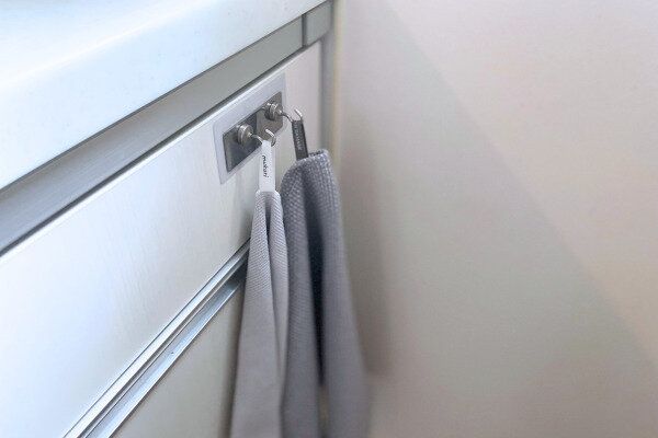 マットを掛けて収納しているシーン