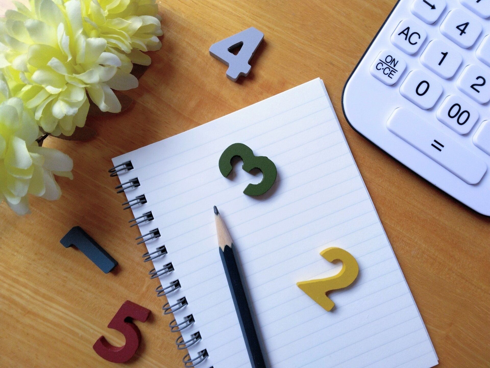 ノートと鉛筆と数字の積み木