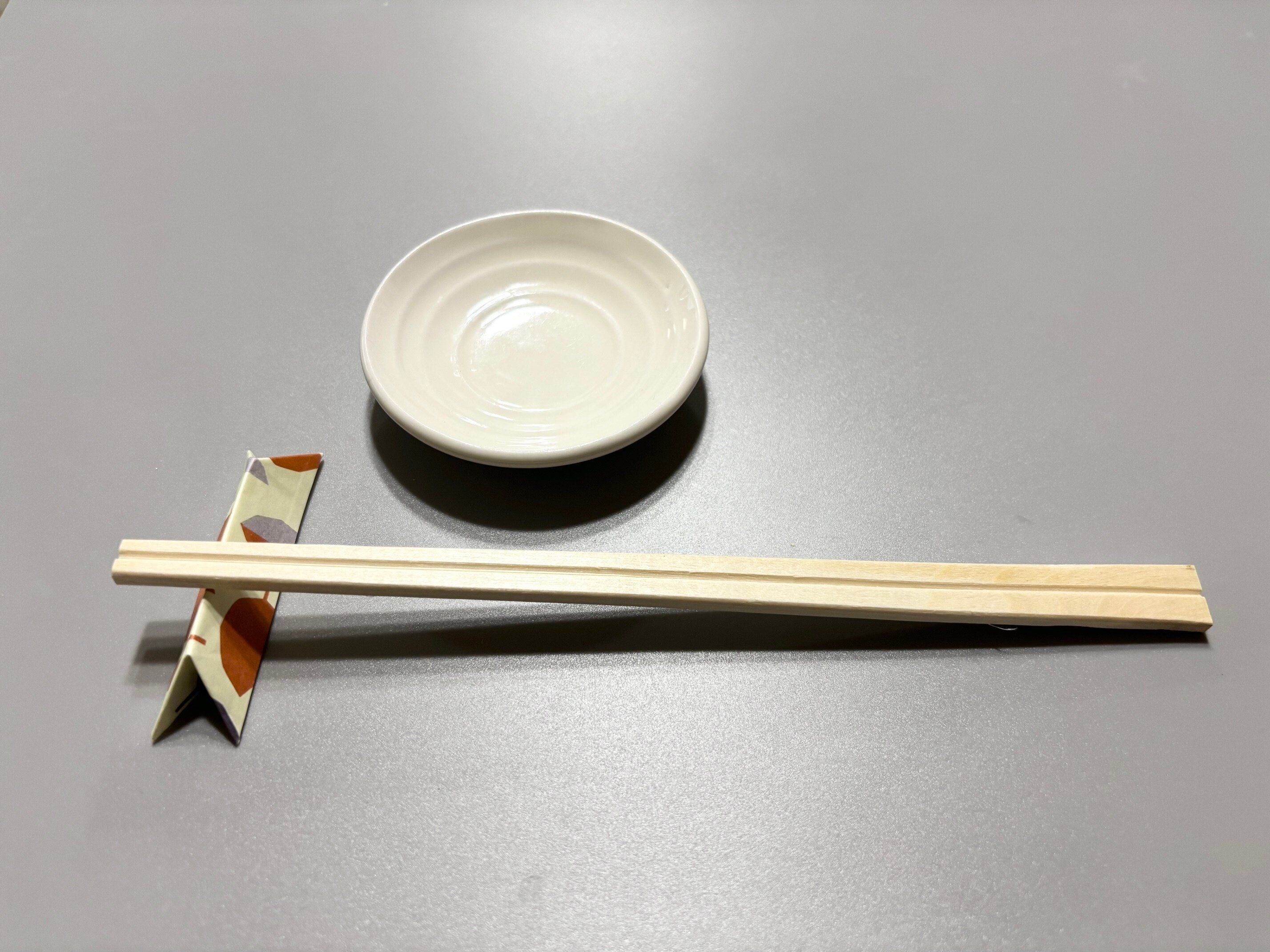 箸置きにのせた割り箸