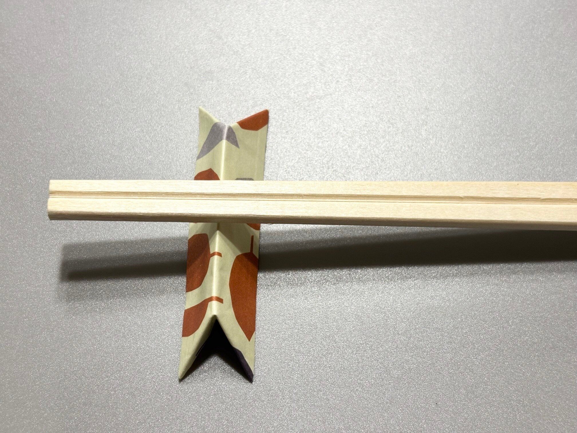 使用中の箸先は箸置きから出す