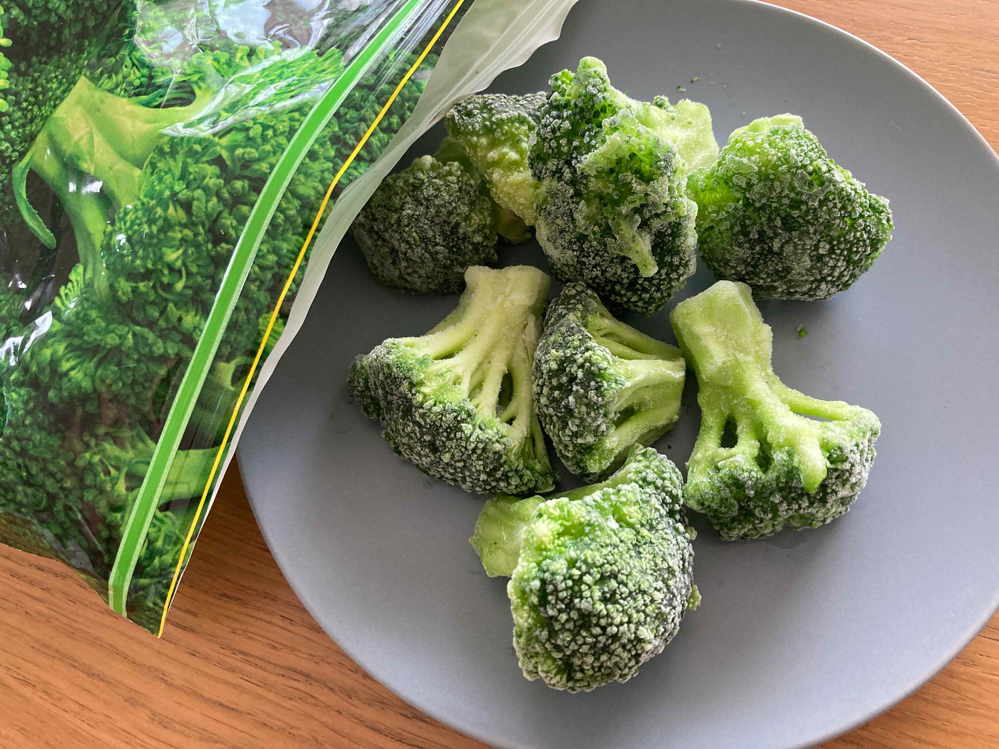 袋からお皿に出した冷凍ブロッコリー