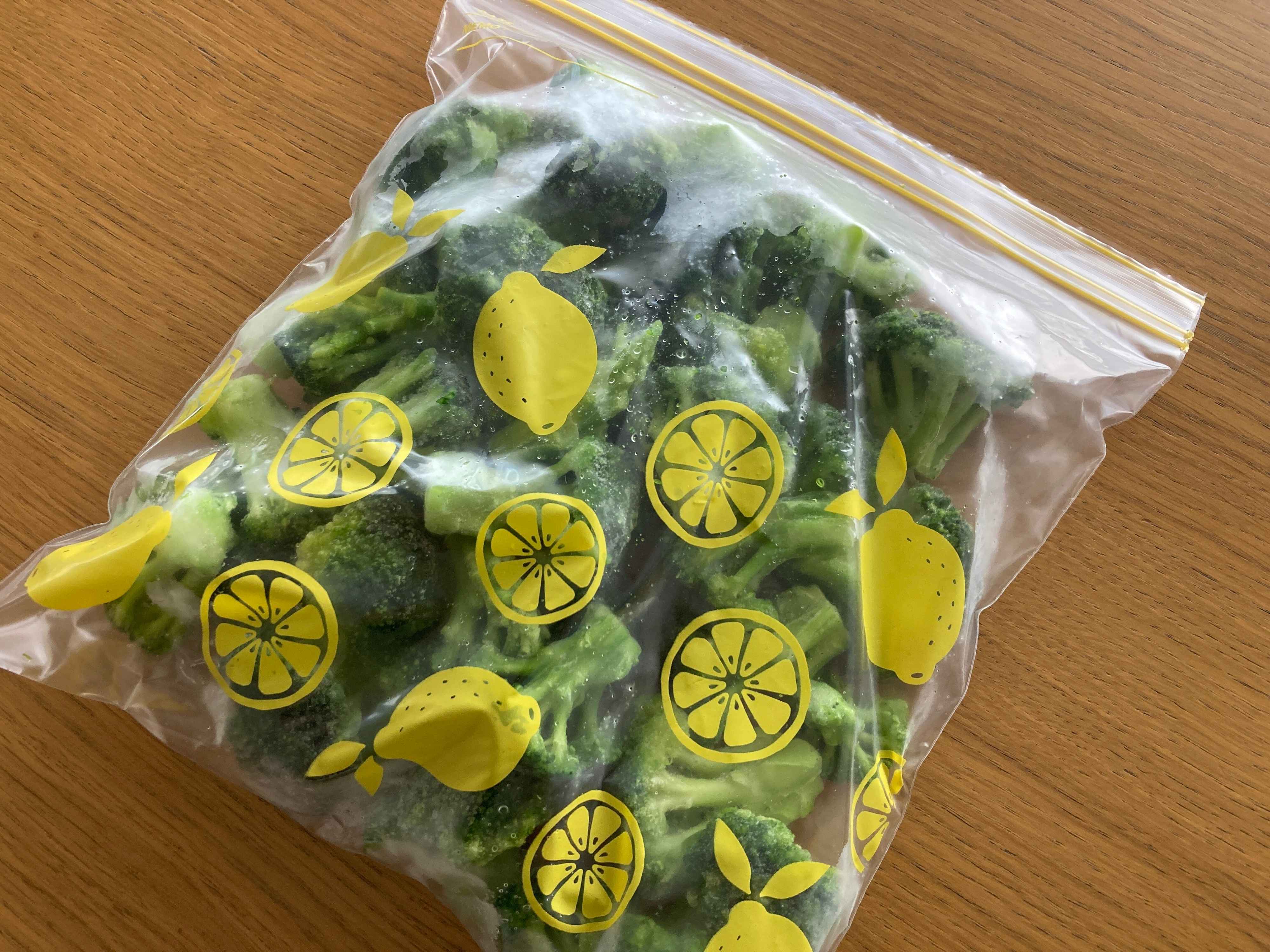 袋に小分けした冷凍ブロッコリー