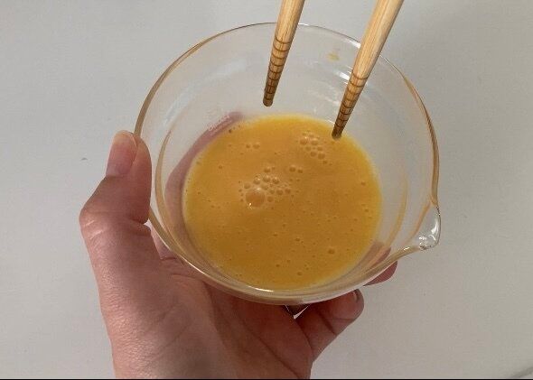 箸を平行に持って卵を混ぜようとしている様子