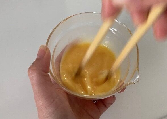 卵を切るように混ぜている