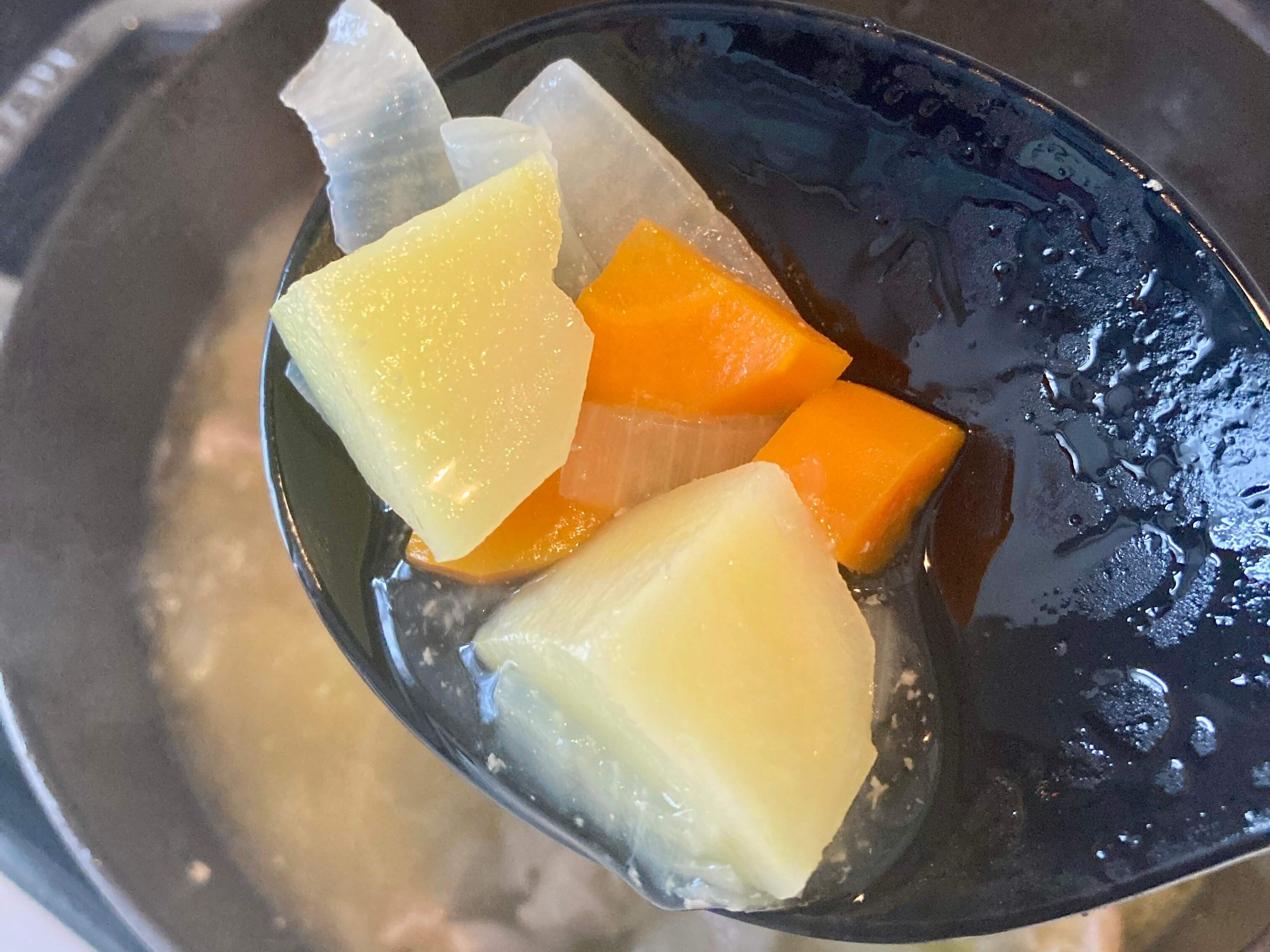 強火で煮込んでも崩れていないじゃがいも