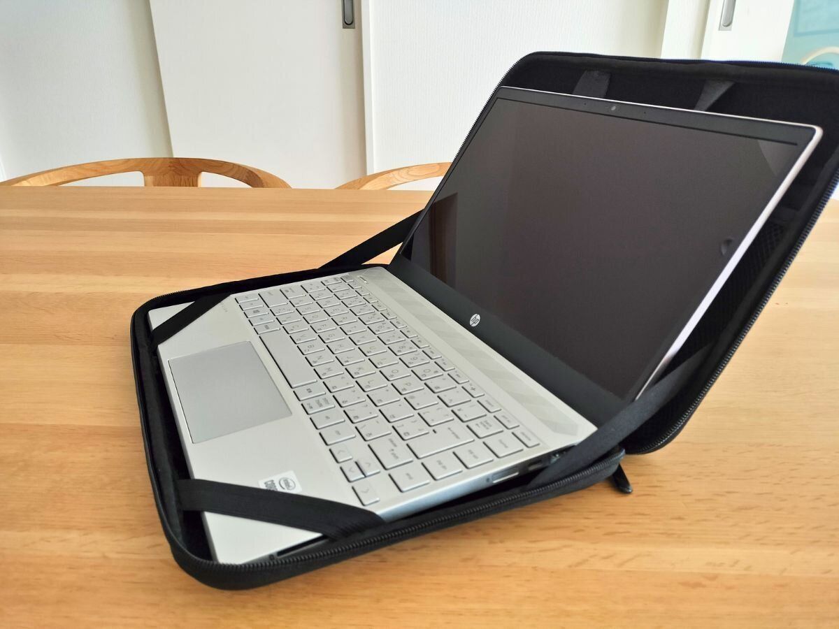 パソコンケースに入れたままパソコンを使っているところ