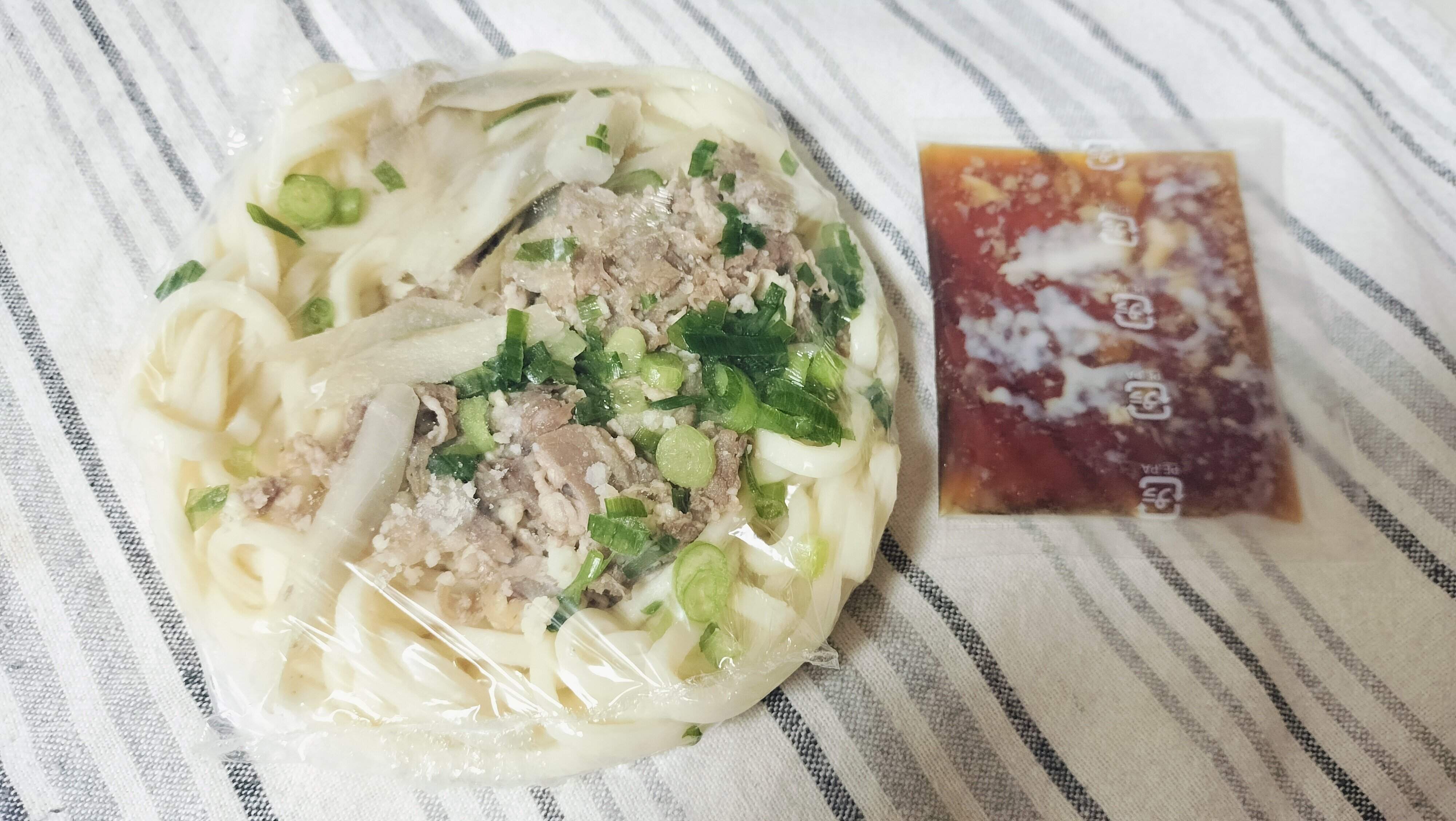 具材も一緒に冷凍されているうどん