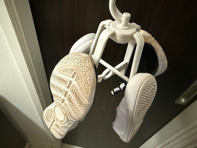 【3COINS】これ便利！省スペースに干せて収納も場所取らない！多機能シューズハンガー