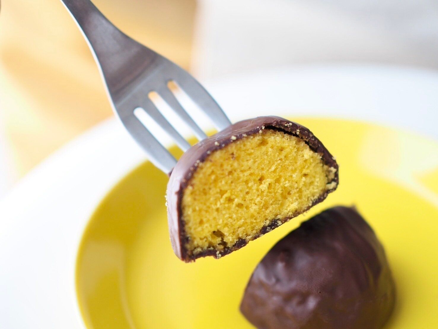 シャトレーゼ「ショコラケーキ 鳴門金時」断面写真