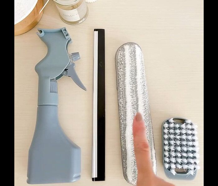 【ダイソー】1台で4way！窓ワイパー