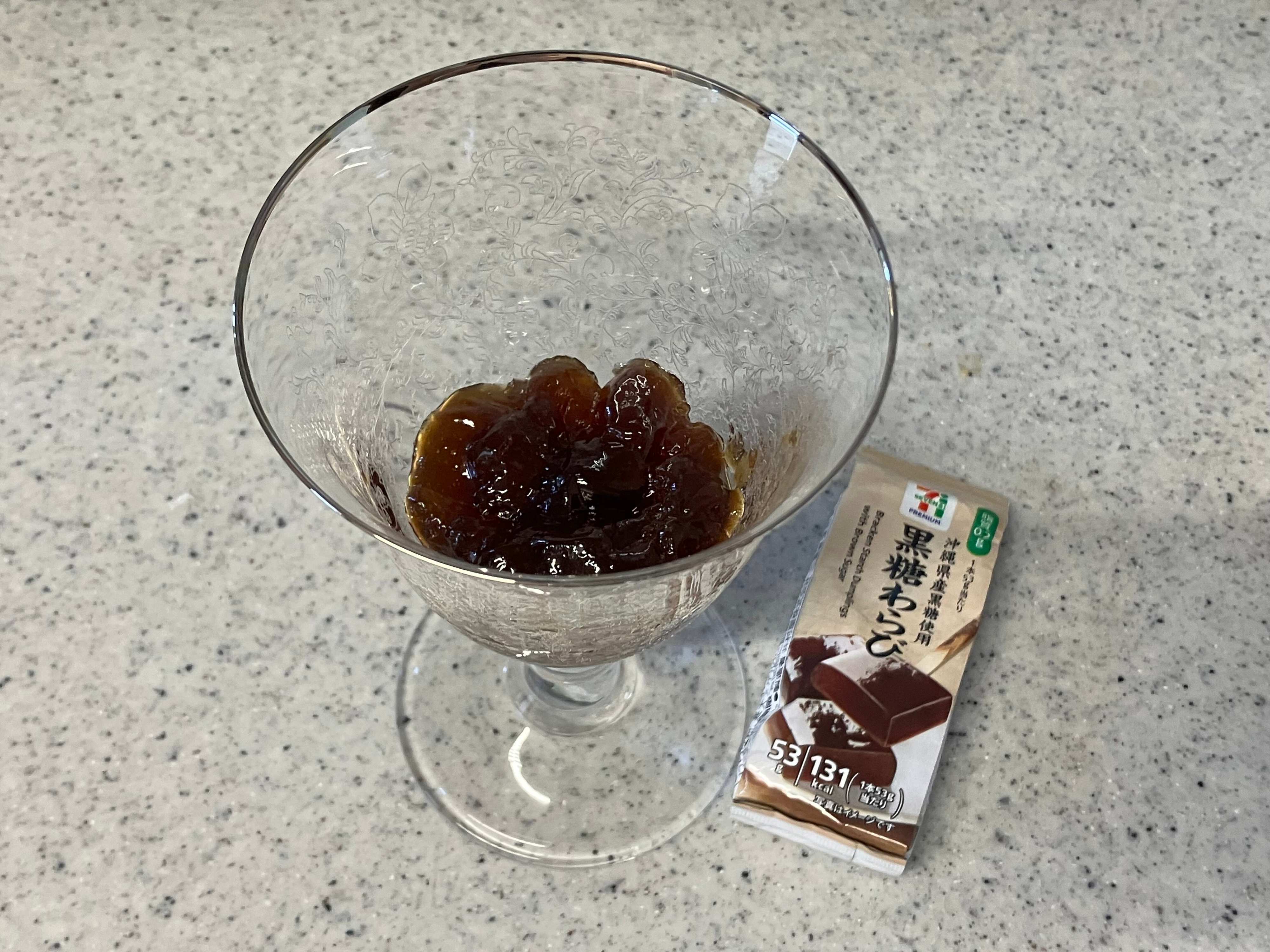黒糖わらび餅をグラスへ入れる