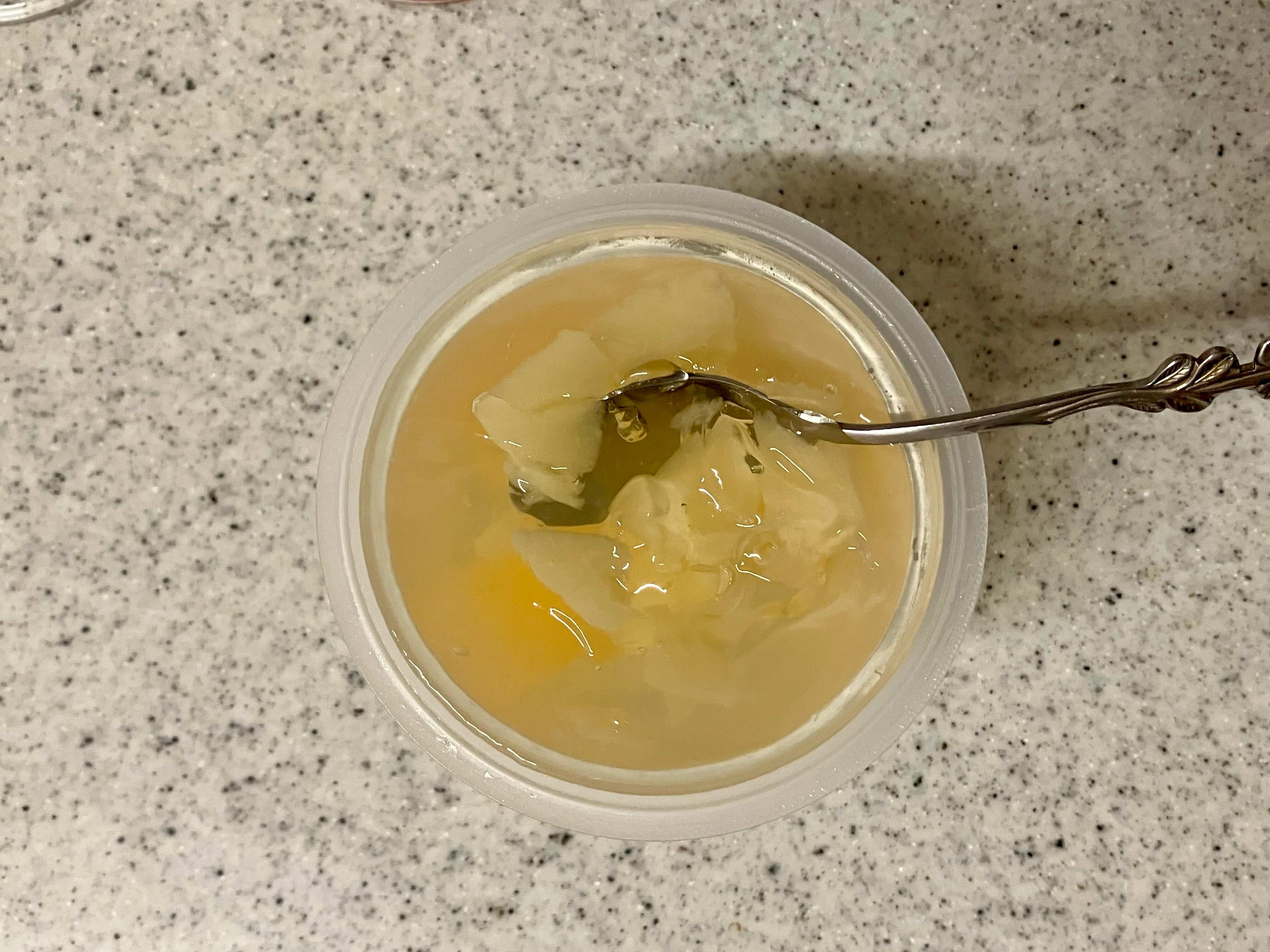 ゼリーや果肉をスプーンで切る