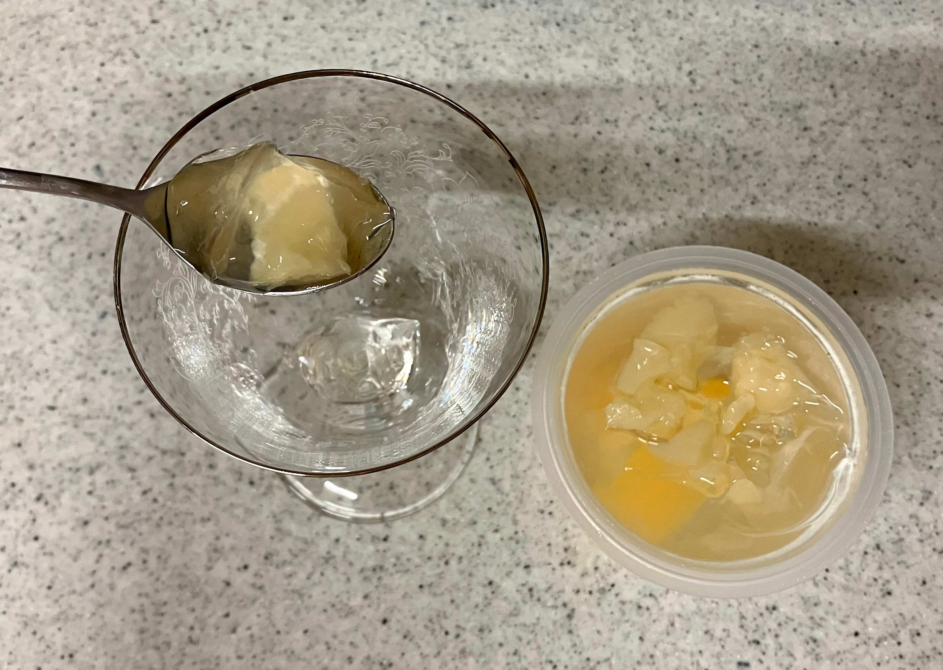 ゼリーや果肉をグラスへ