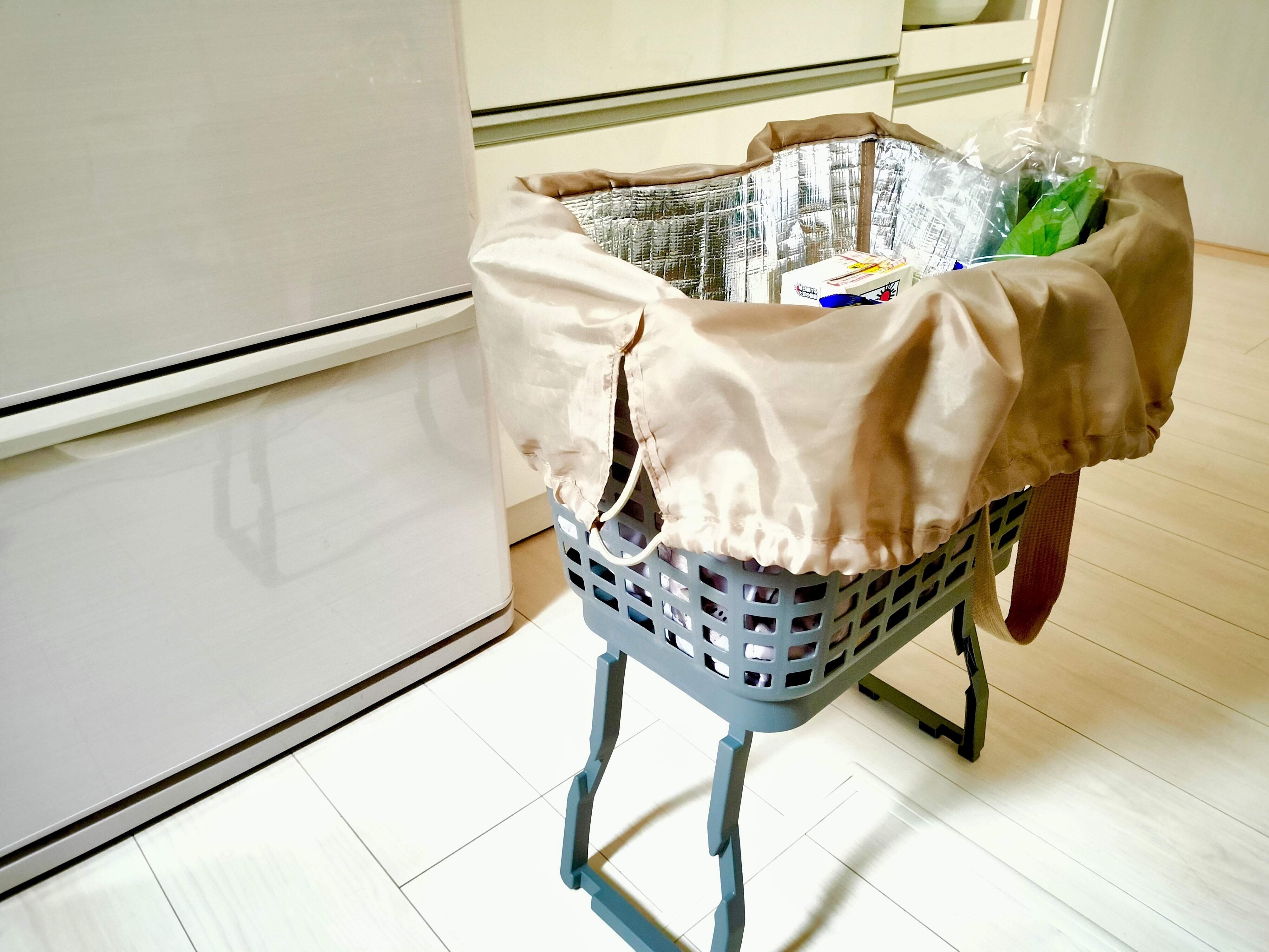 高さが変えられるバスケットを食料品の一時置きにしている画像