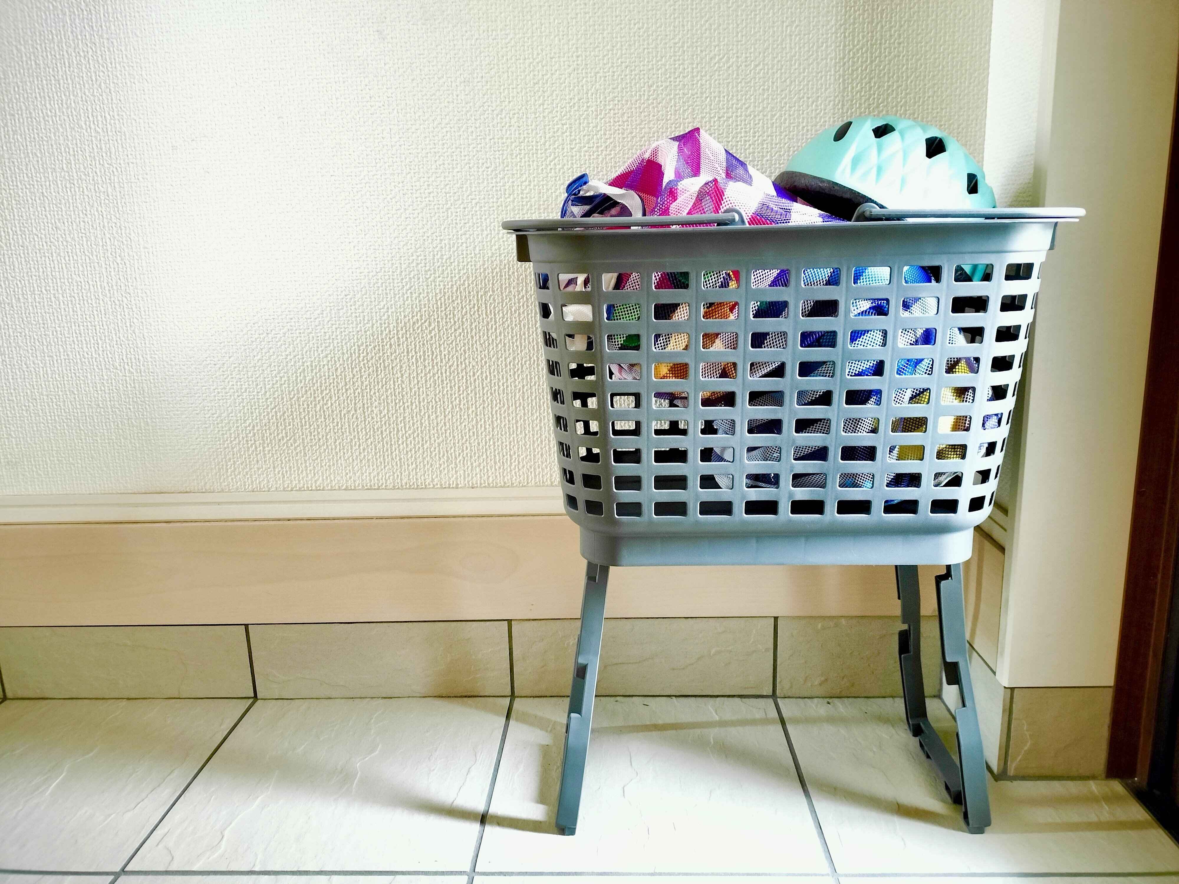 高さが変えられるバスケットを玄関に置いている画像