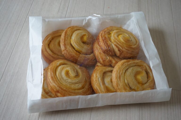 トーストしたら激うま…！【コストコ】ベーカリーコーナーの新商品「メロンスワール」ってどんなパン？