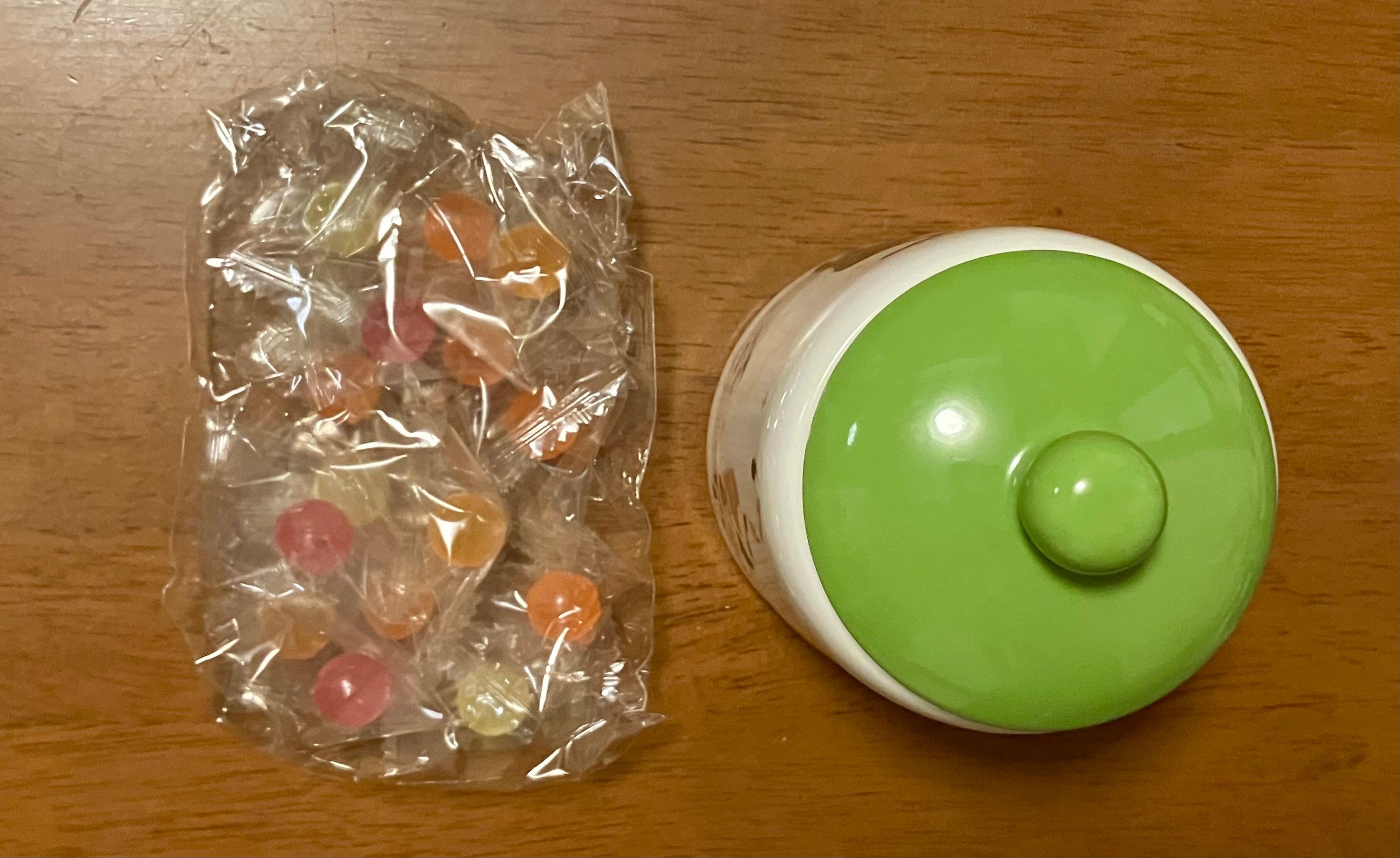 中にはキャンディが