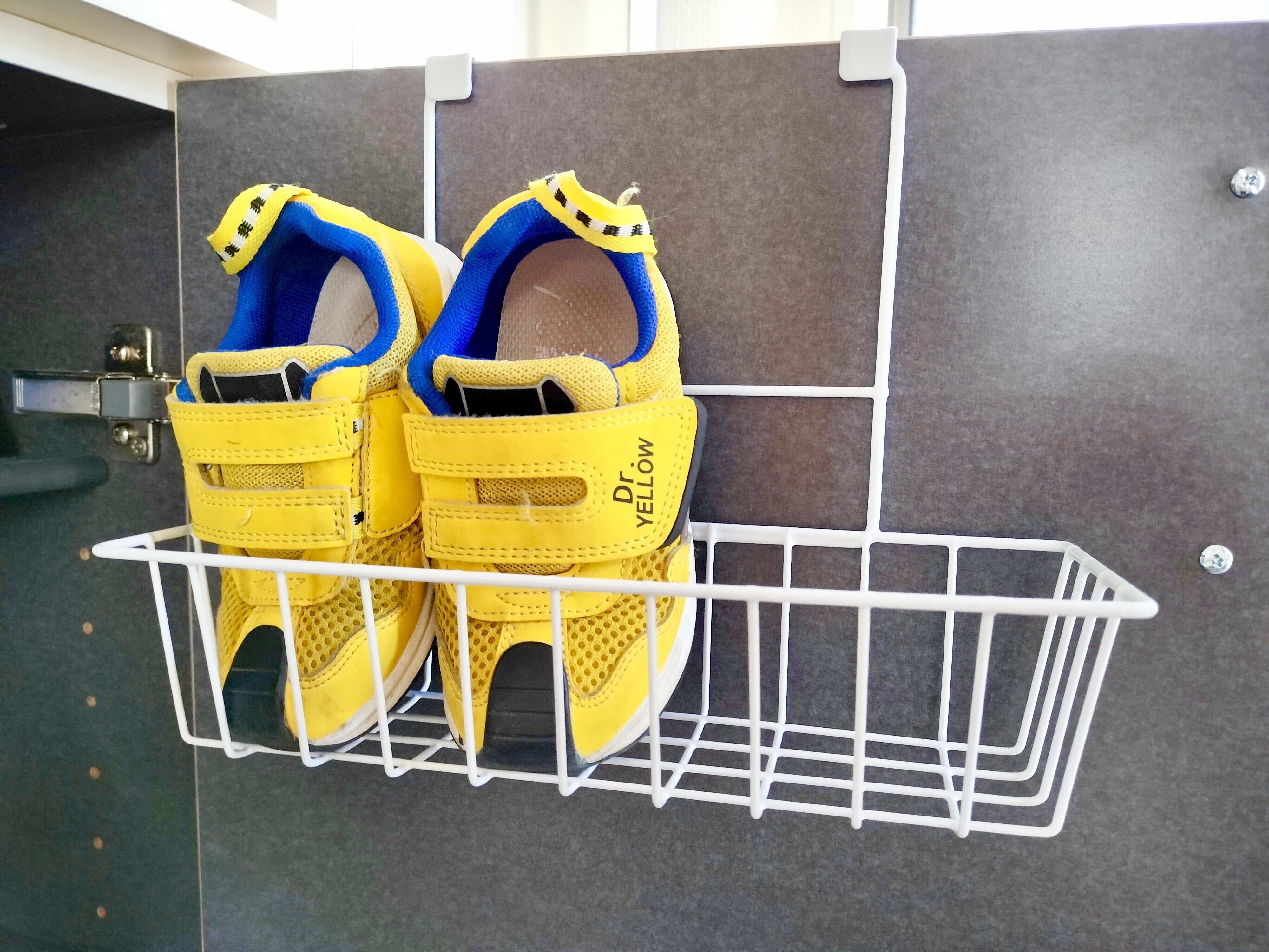 子ども用の靴を入れたワイヤーかご