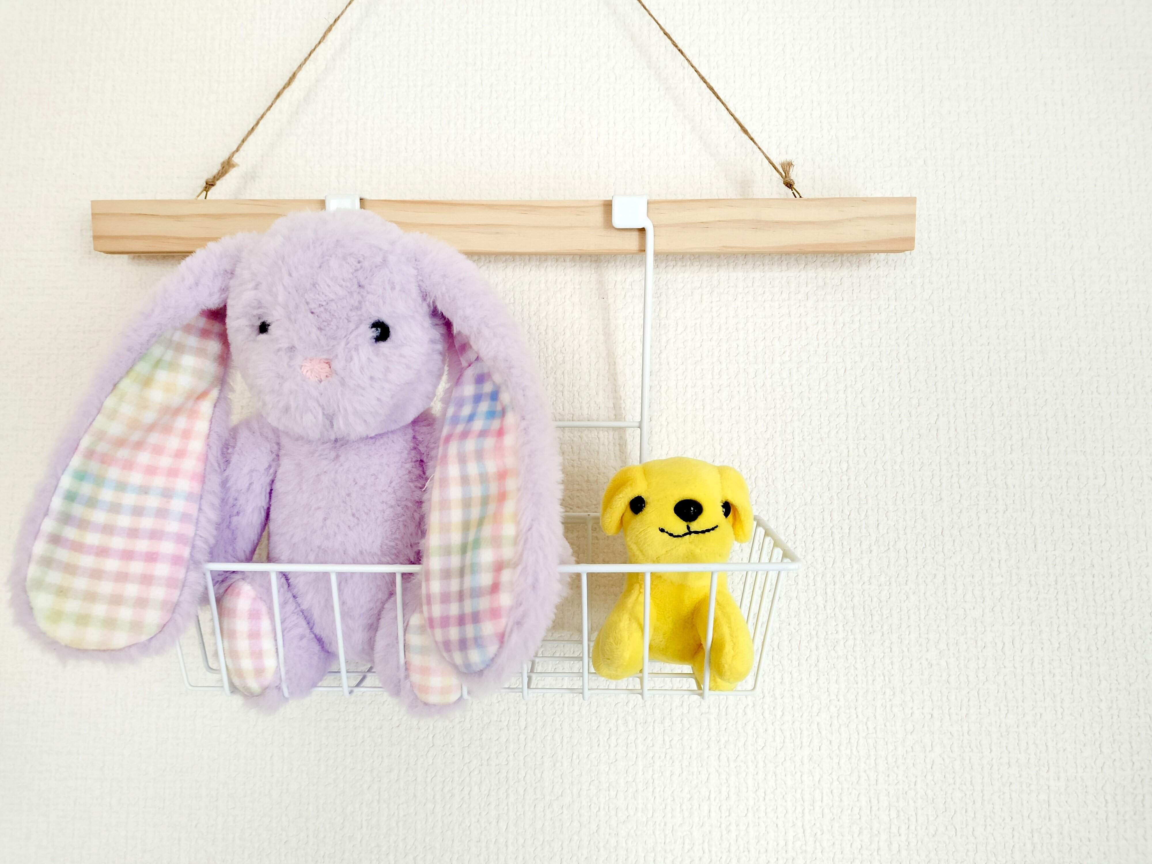 ウォールバーに取り付けたワイヤーかごにぬいぐるみを入れたところ