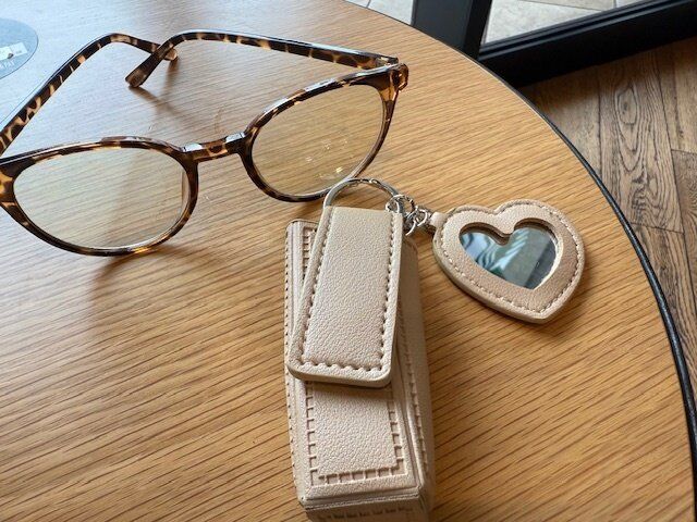 【3COINS】使いたいときにサッと使えて、もう絶対なくさない！ミラー付きが可愛いリップホルダー