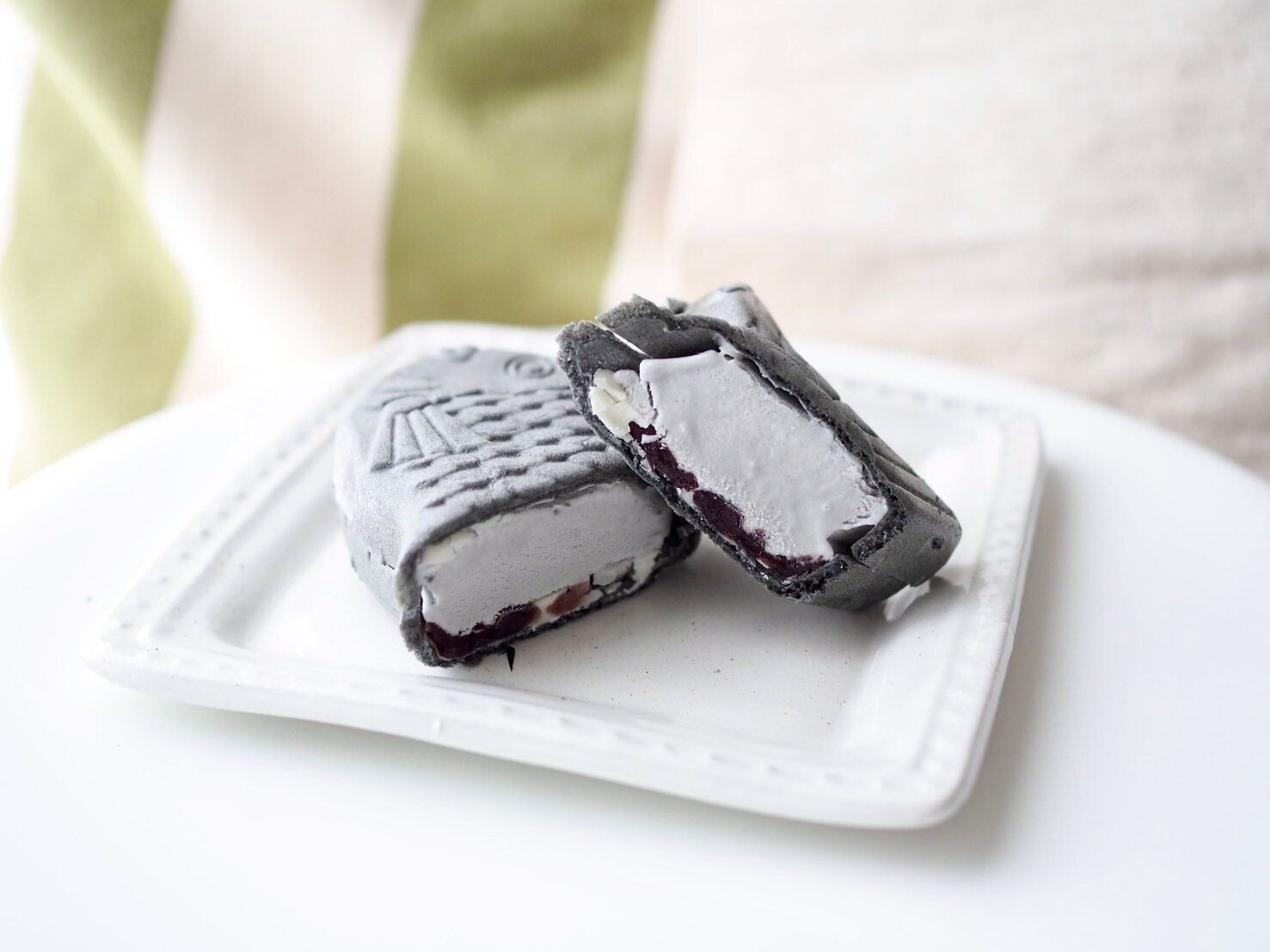 シャトレーゼ「和菓子アイス たい焼き最中 焙煎黒ごま しっぽまであん」断面写真