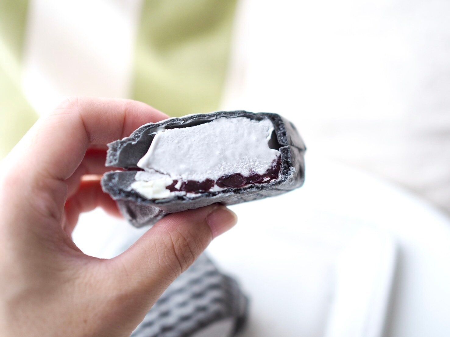 シャトレーゼ「和菓子アイス たい焼き最中 焙煎黒ごま しっぽまであん」断面写真