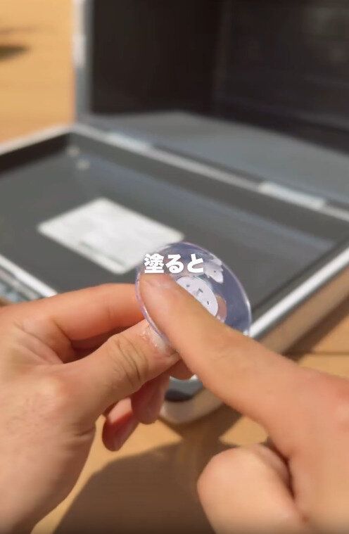 【ダイソー】ハンドクリームで吸盤がしっかりくっつく