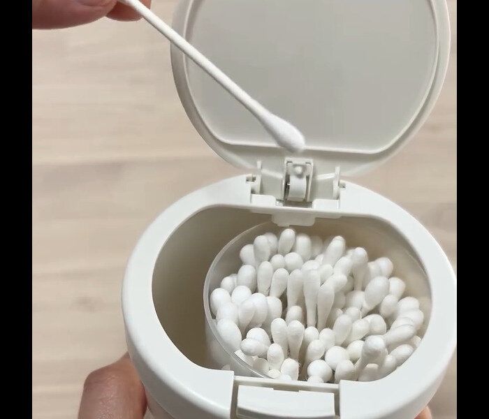 【ダイソー】ケースごと入る！ワンタッチ綿棒ケース