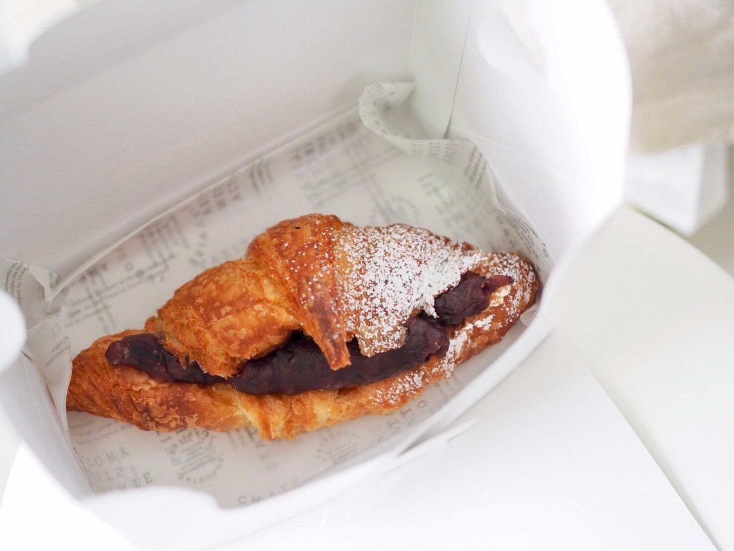 シャトレーゼ「北海道産大納言小豆のあんクロワッサン」商品写真