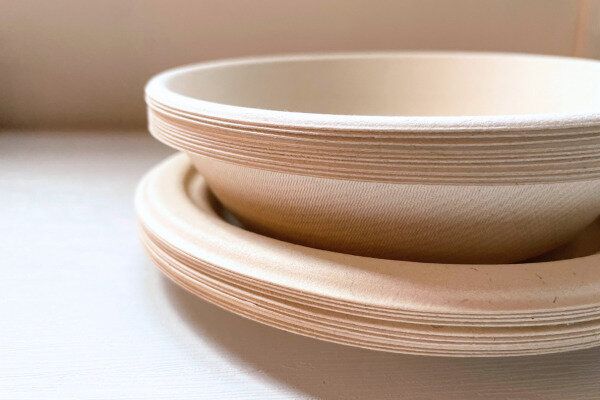 ボウルとプレートの素材缶が伝わるアップ画