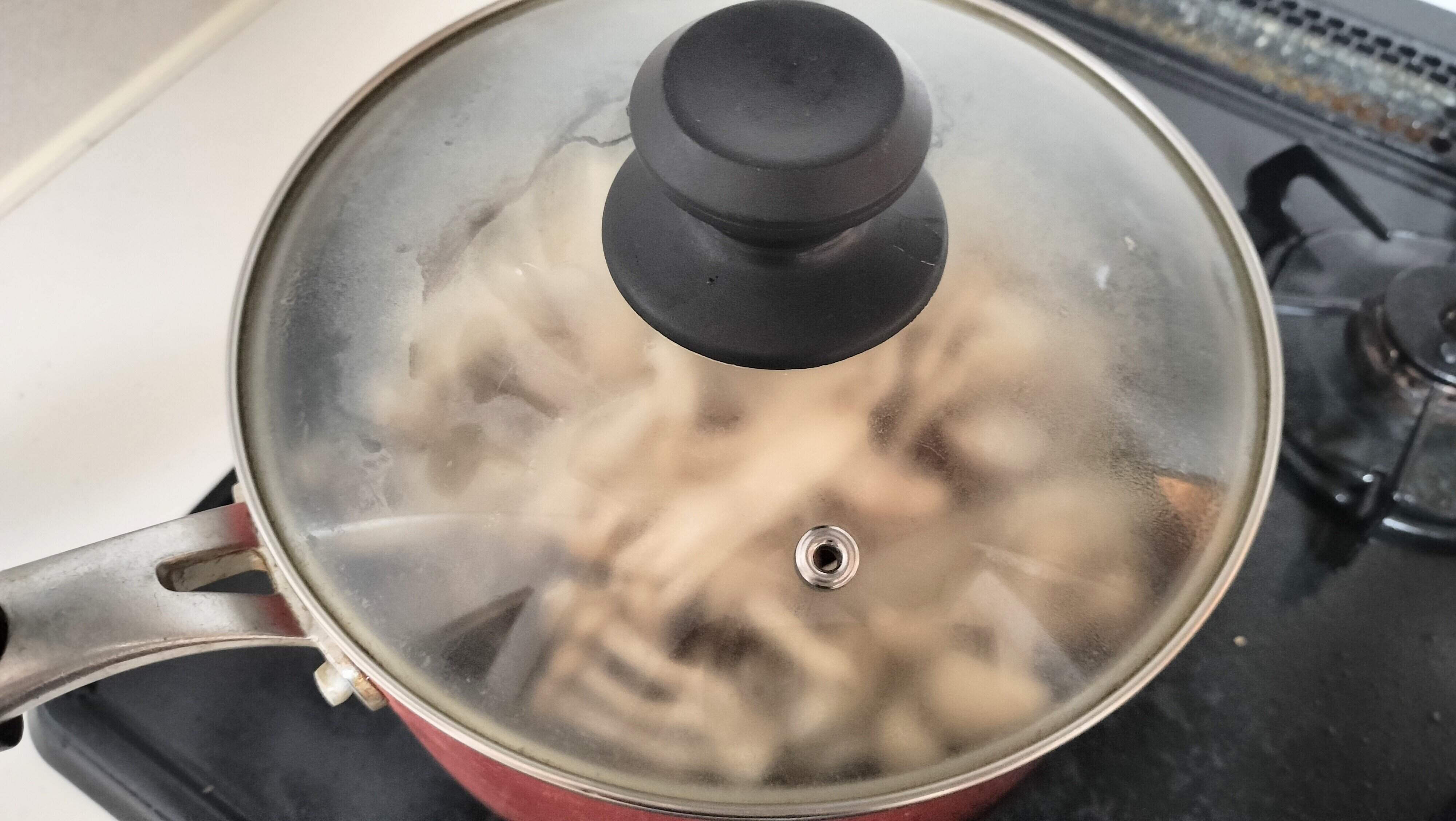 料理酒をいれて蒸す